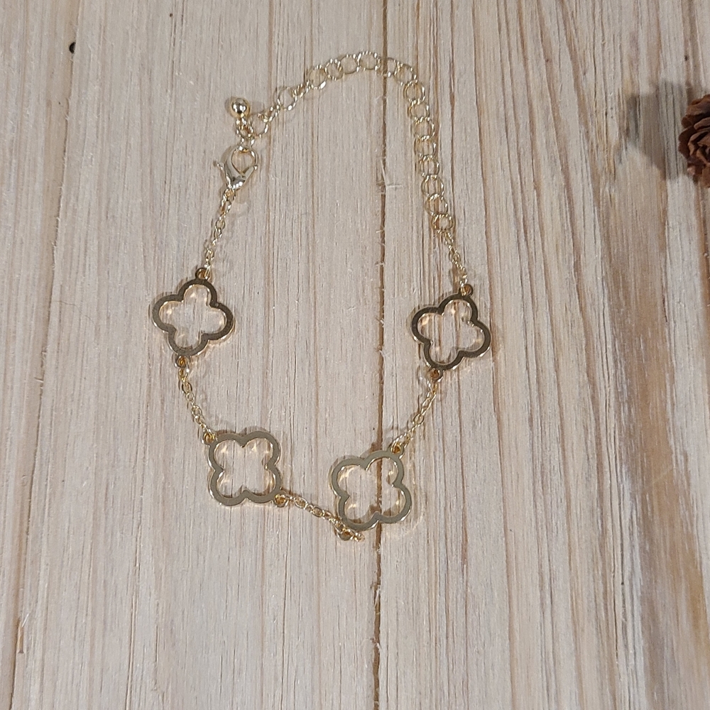 🍀🍀NEW🍀🍀BEAUTIFUL!! HOLLOW CLOVER Bracelet in GOLD Plating - Picture 6 of 15
